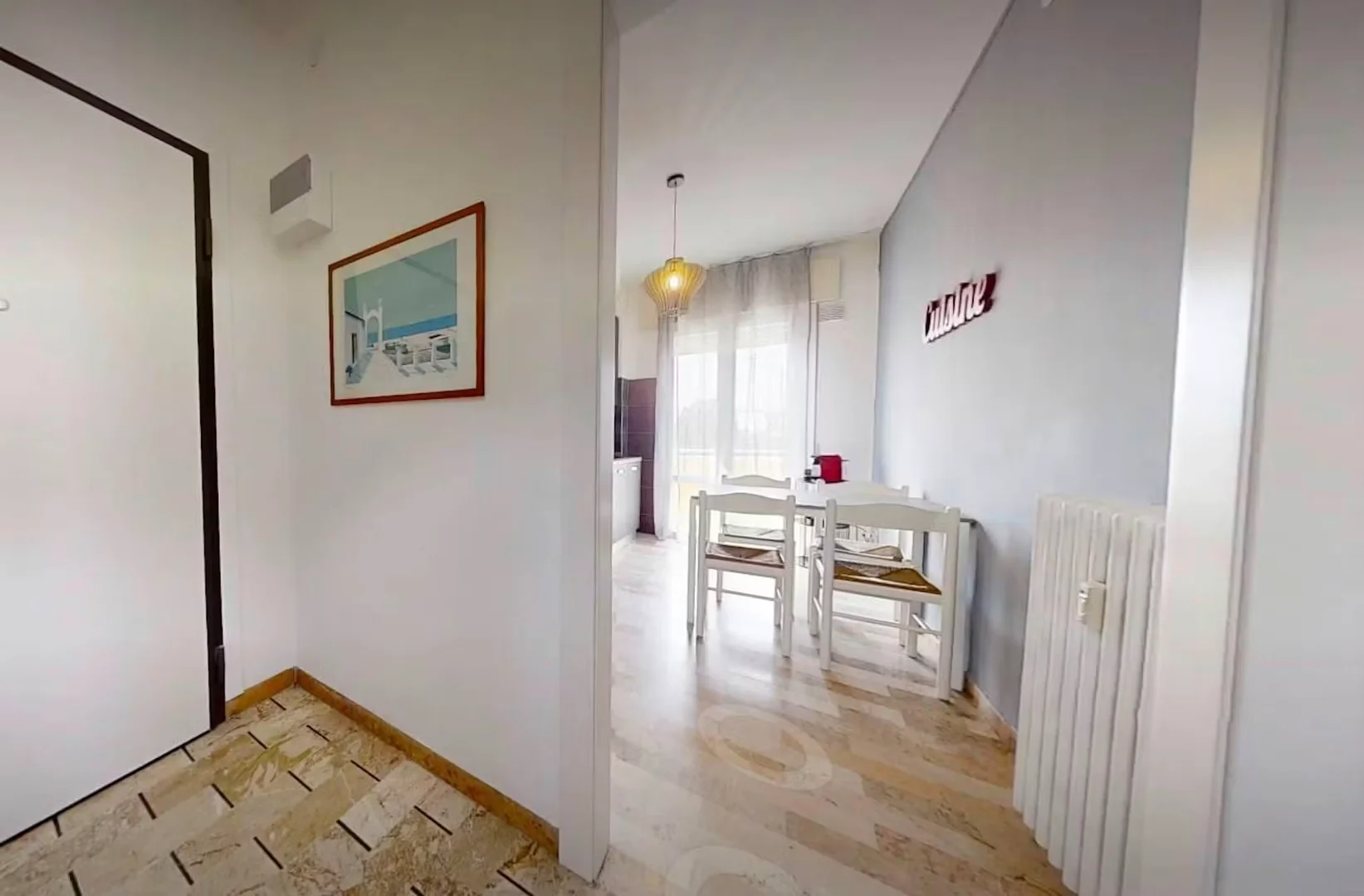Habitación estudiantil amplia y cómoda en