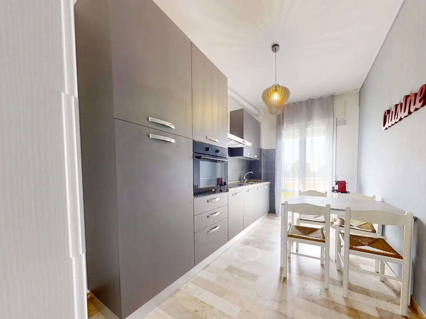 Habitación estudiantil amplia y cómoda en