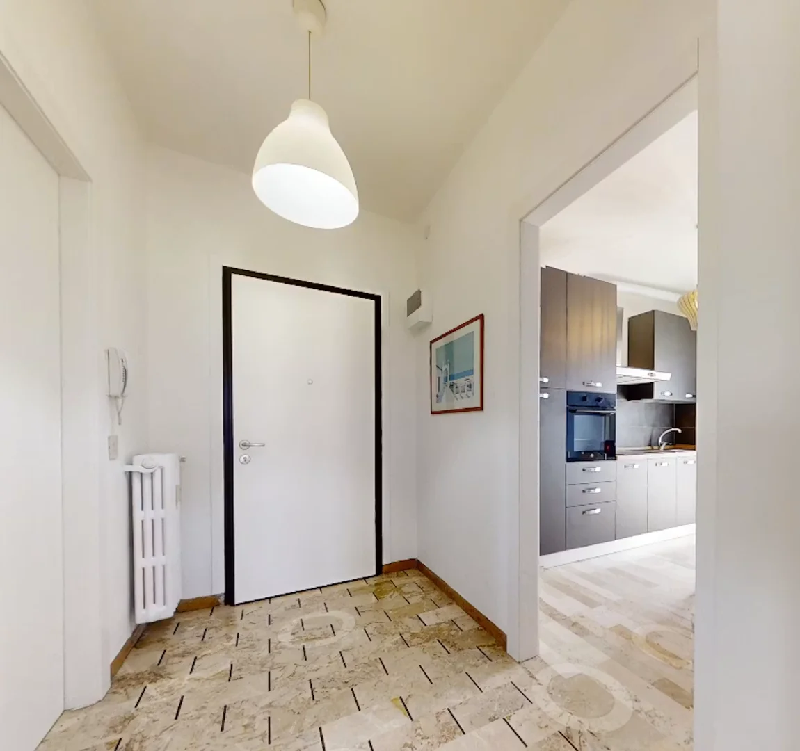 Habitación estudiantil amplia y cómoda en