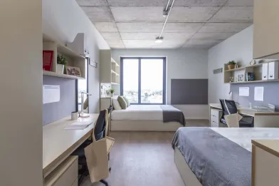 Alquiler de habitación compartida muy luminosa en Oporto
