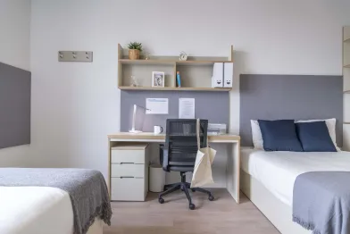 Mehrbettzimmer mit Schreibtisch in Porto