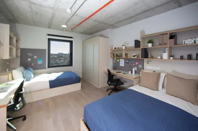 Bright shared room for rent in porto
