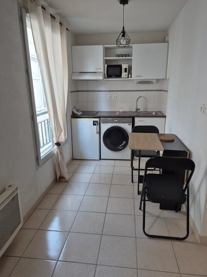 Estudio minimalista para estudiantes en  con distribución eficiente