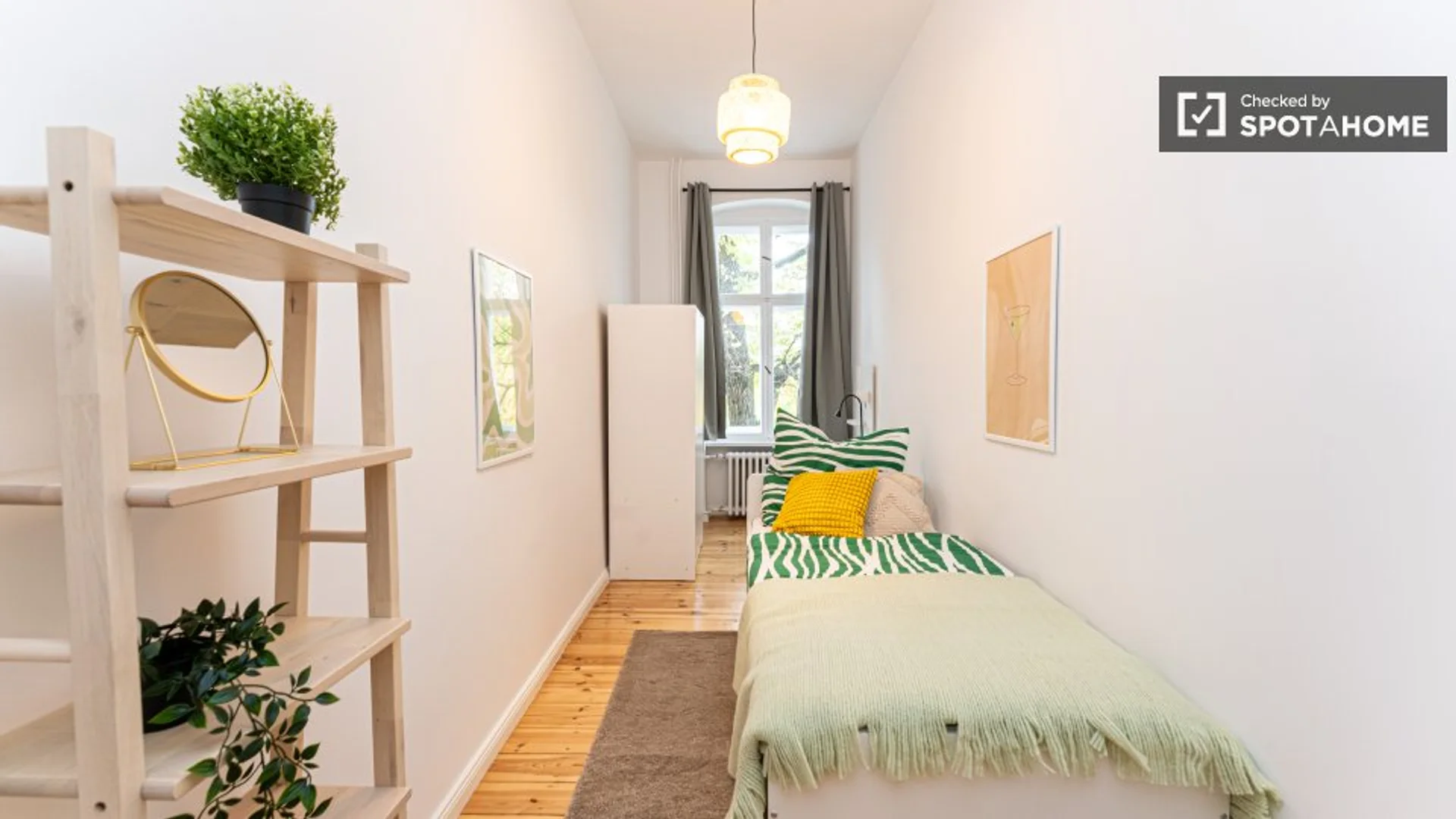 Room for rent in student apartment in , fully furnished