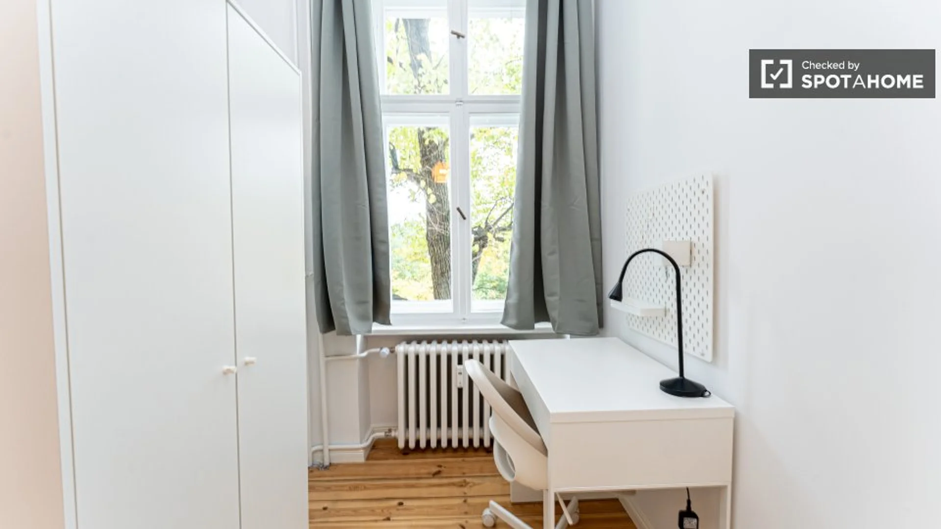 Functional student room perfect for studying in 