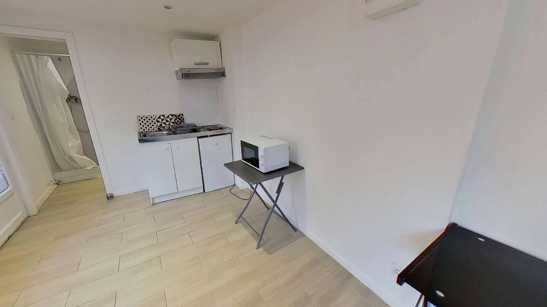 Quarto acessível para estudantes com iluminação ampla em