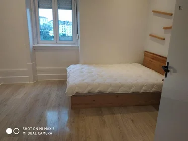 Chambre privée à Rua Guerra Junqueiro, image 30 de 38