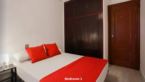 Private room at Carrer de Xàtiva, image 1 of 10