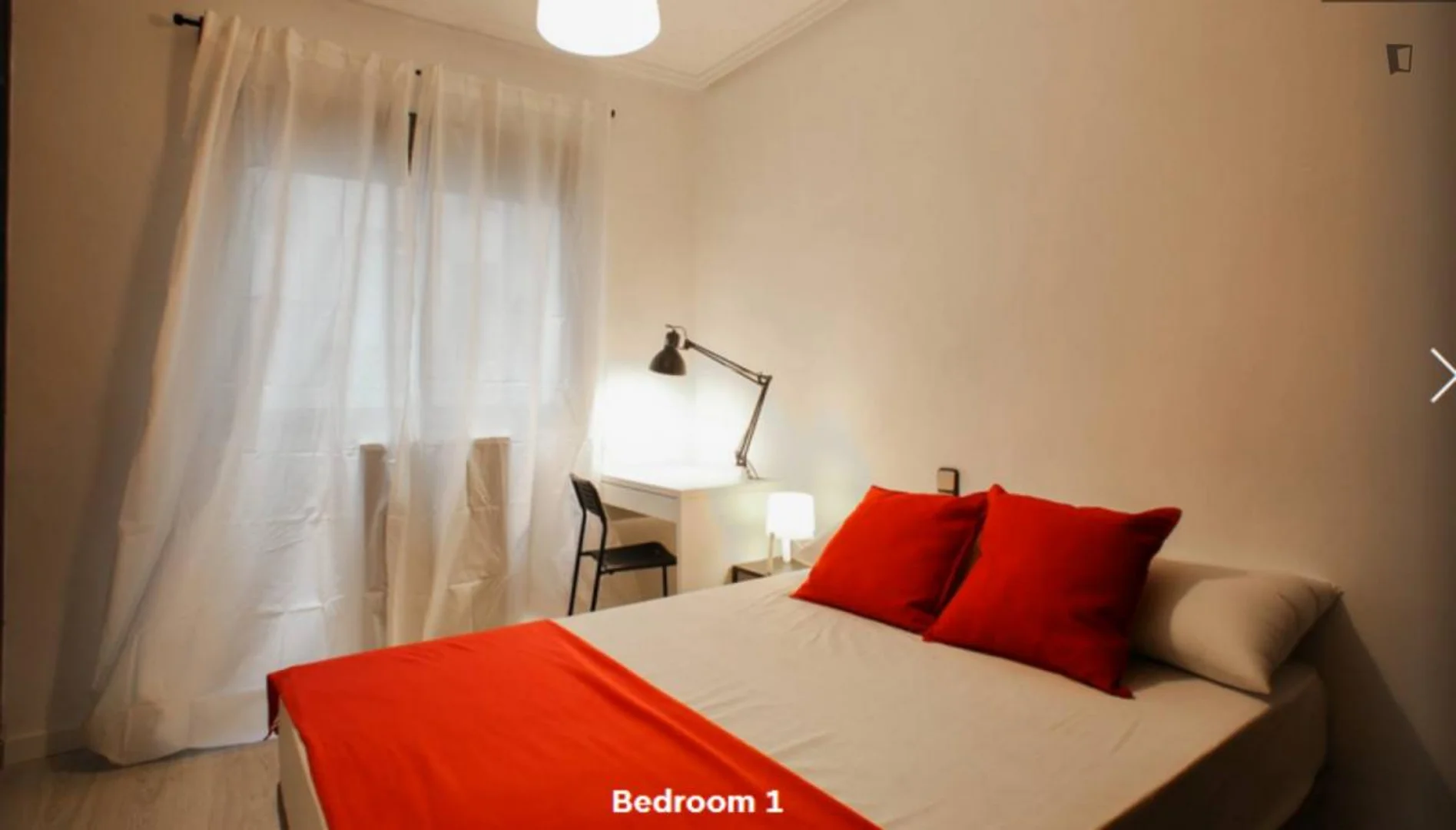 Room for rent in student apartment in , fully furnished