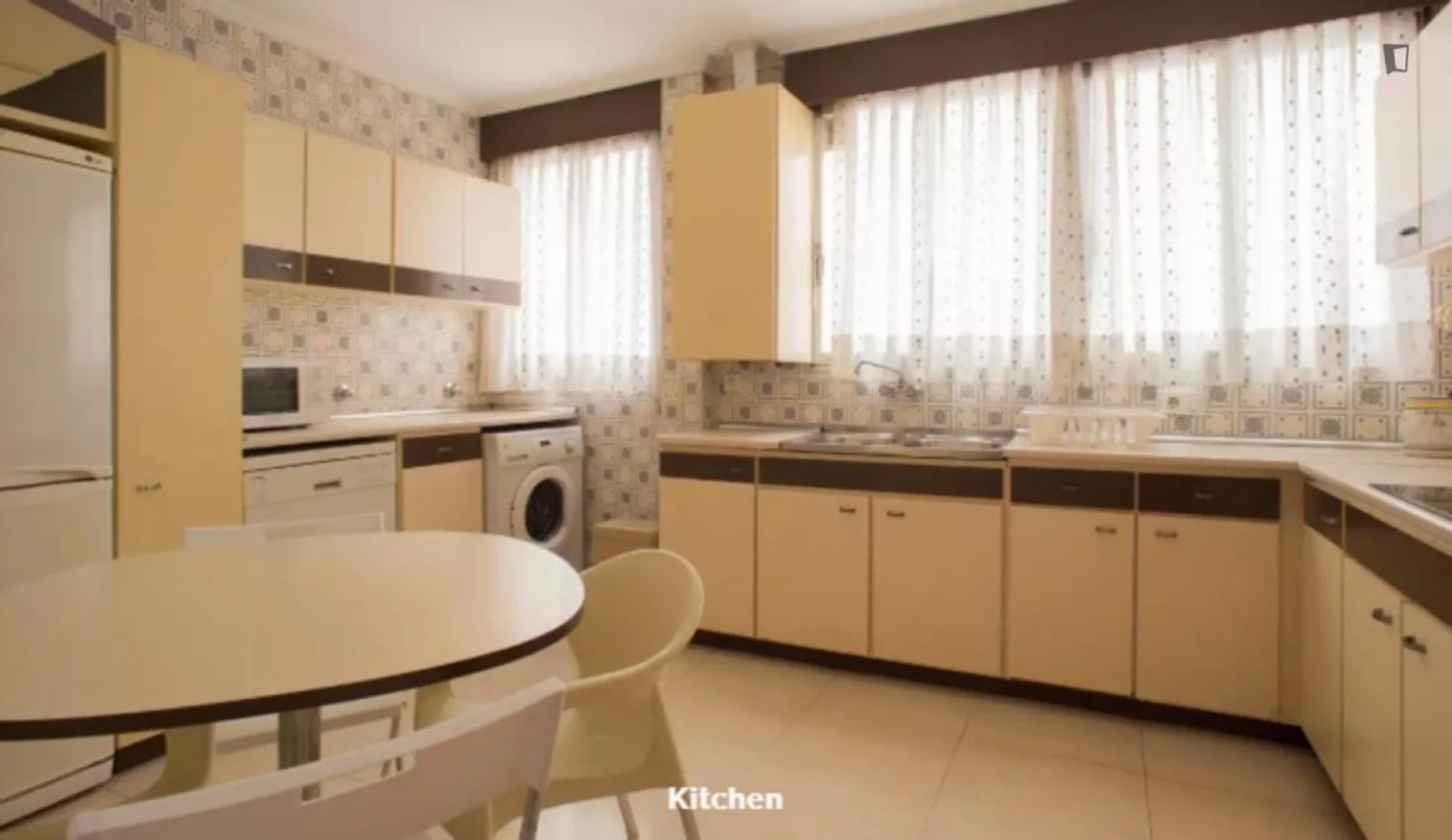 Room for rent in student apartment in , fully furnished