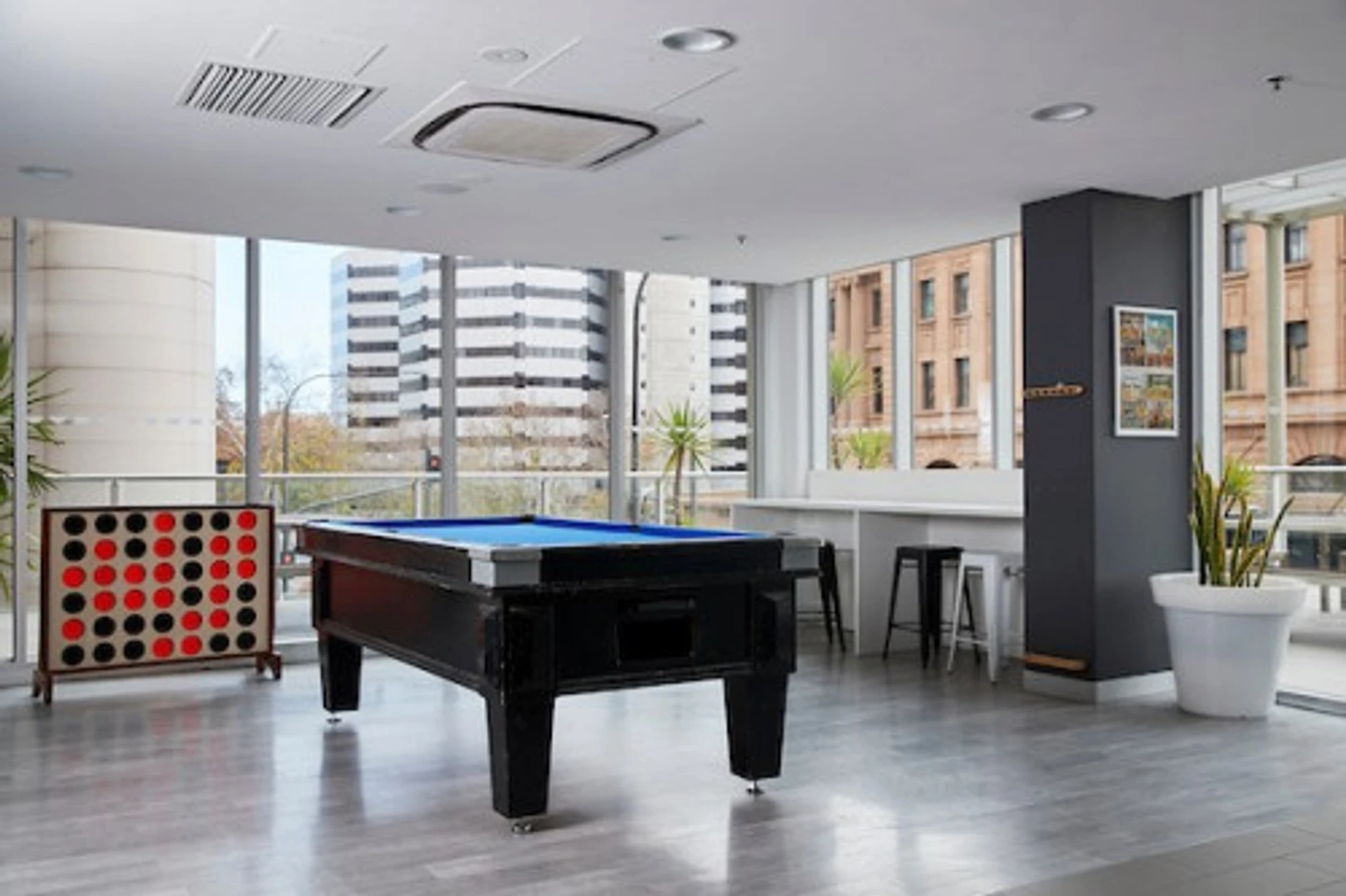 'da üniversiteye kolay erişime sahip aydınlık ve havadar öğrenci odası