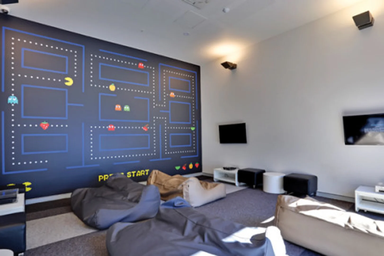 Studentenzimmer in  mit Arbeitsbereich und Gemeinschaftseinrichtungen