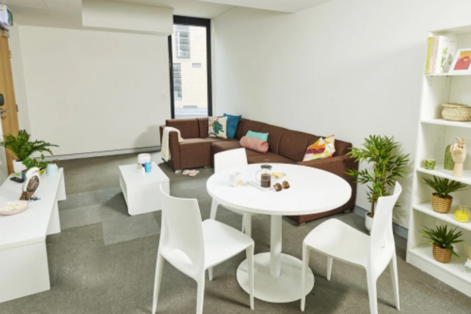 Studentenzimmer in  mit Arbeitsbereich und Gemeinschaftseinrichtungen