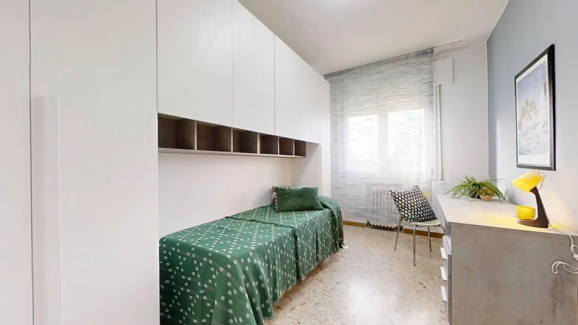 Habitación estudiantil económica con ubicación conveniente en