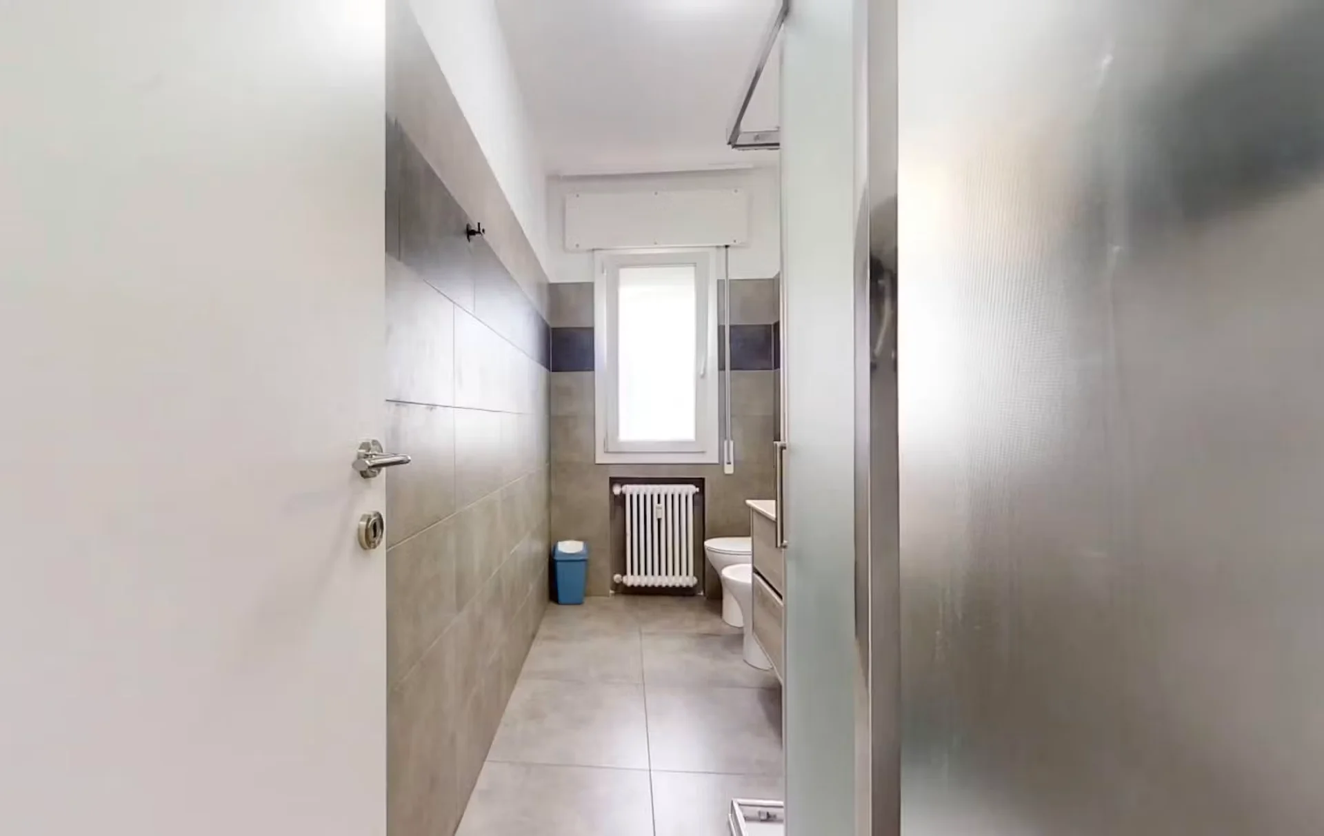 Habitación estudiantil luminosa y aireada con fácil acceso a la universidad en
