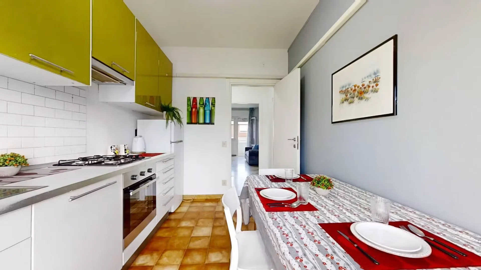 Habitación estudiantil luminosa y aireada con fácil acceso a la universidad en