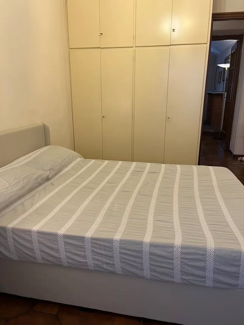 Chambre abordable pour les étudiants avec un bon éclairage dans 