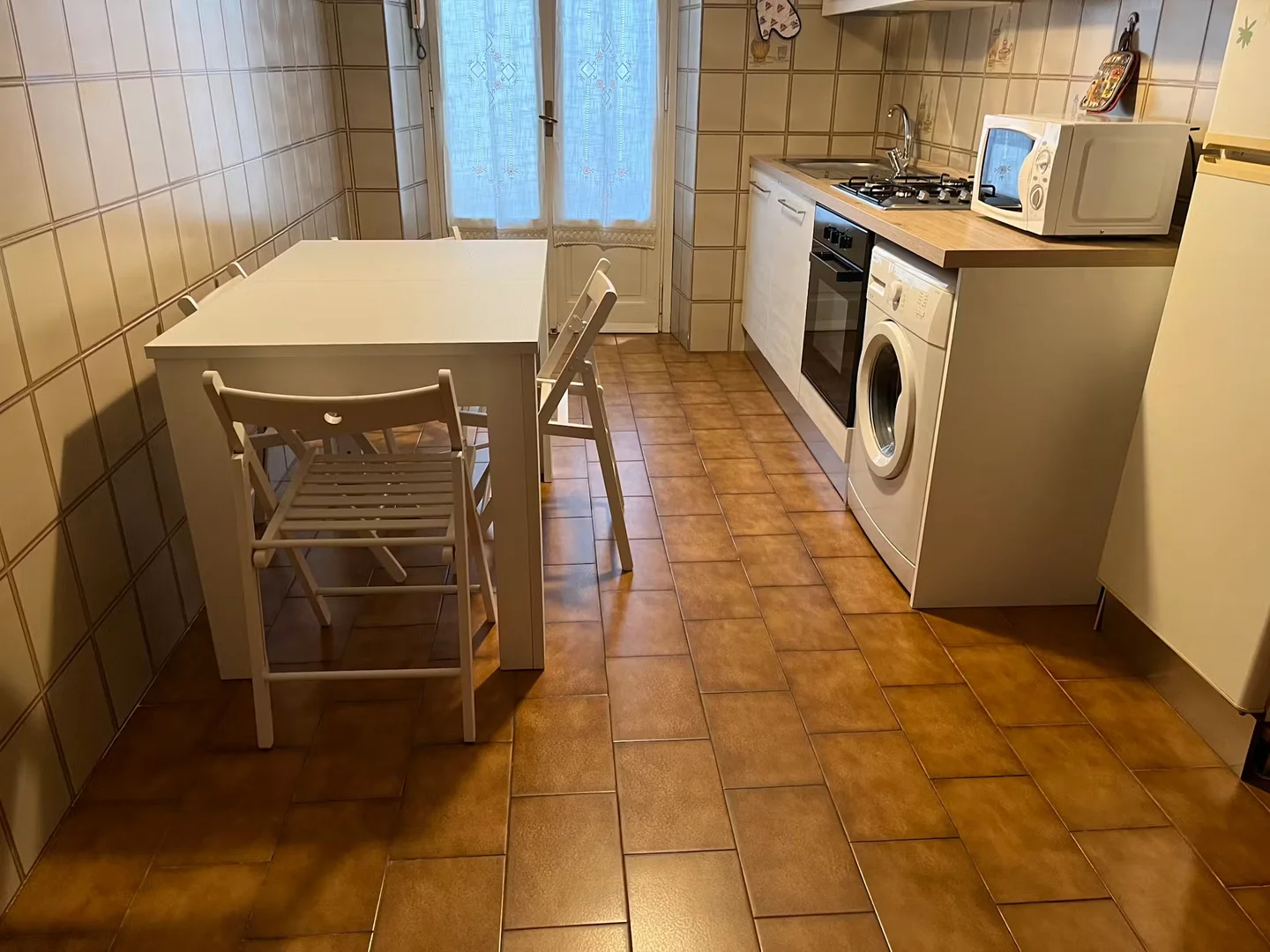 Chambre d'étudiant à  avec espace d'étude et installations communes
