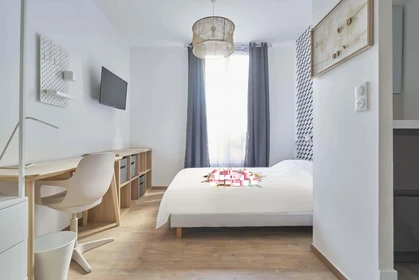 Privatzimmer in der 9 Rue St-Pierre-les-Dames, 51100 Reims, France, bild 2 von 16