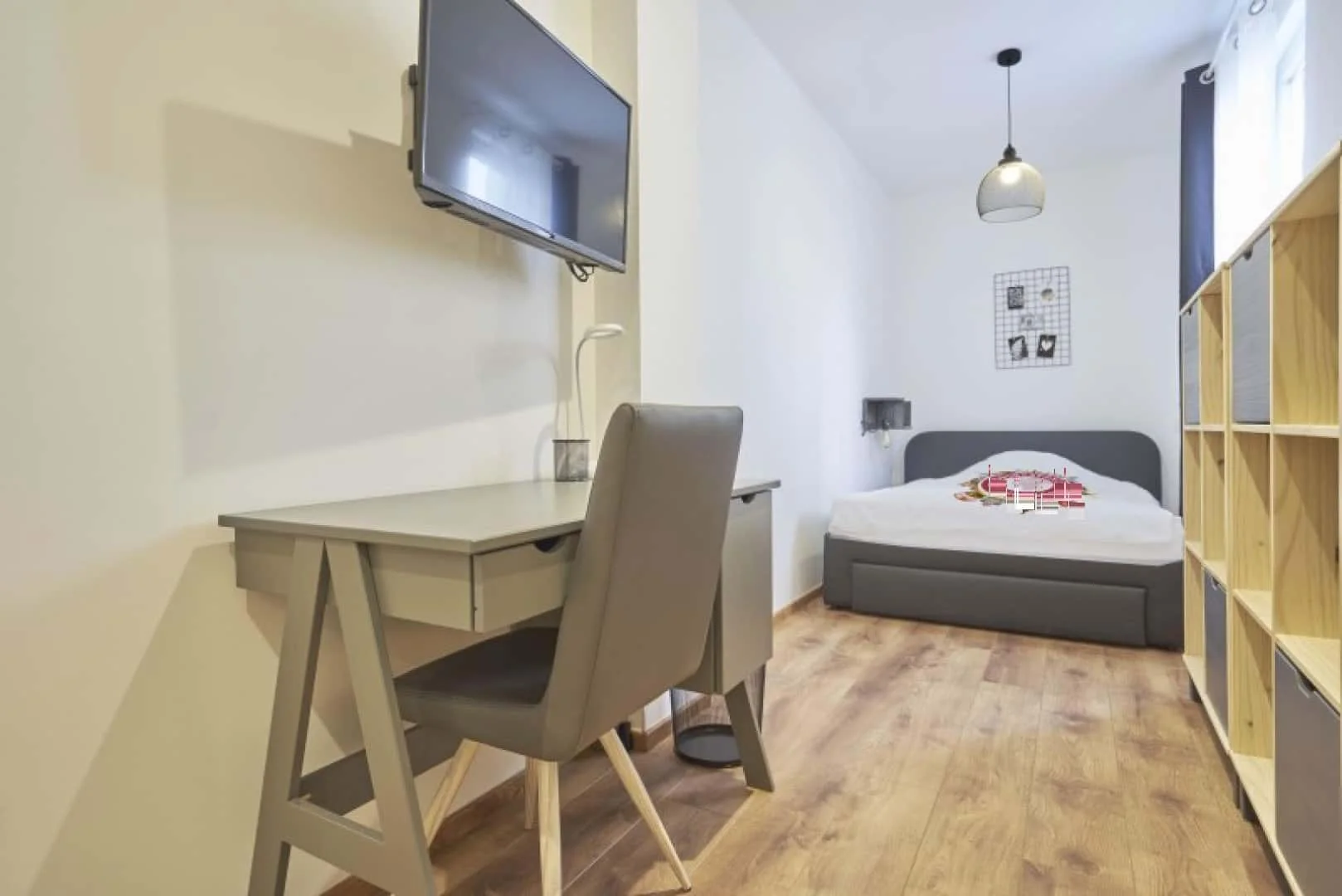 Habitación estudiantil funcional perfecta para estudiar en 