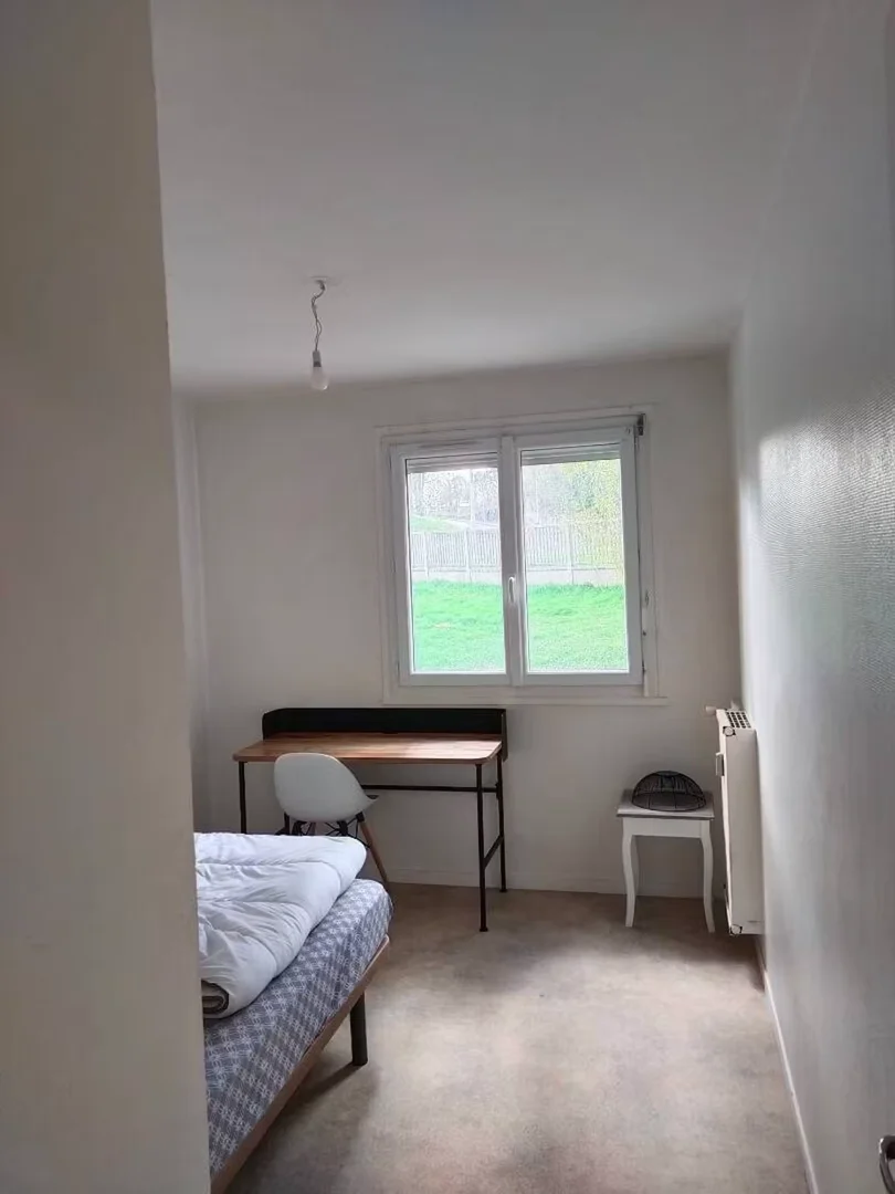 Chambre abordable pour les étudiants avec un bon éclairage dans