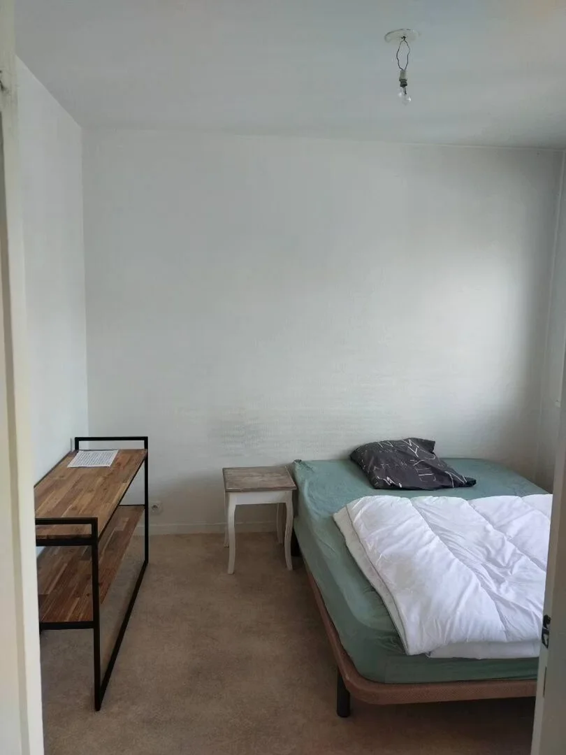 Chambre d'étudiant à avec espace d'étude et installations communes