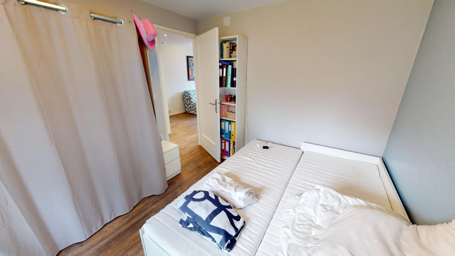 Quarto de estudante confortável e espaçoso em 