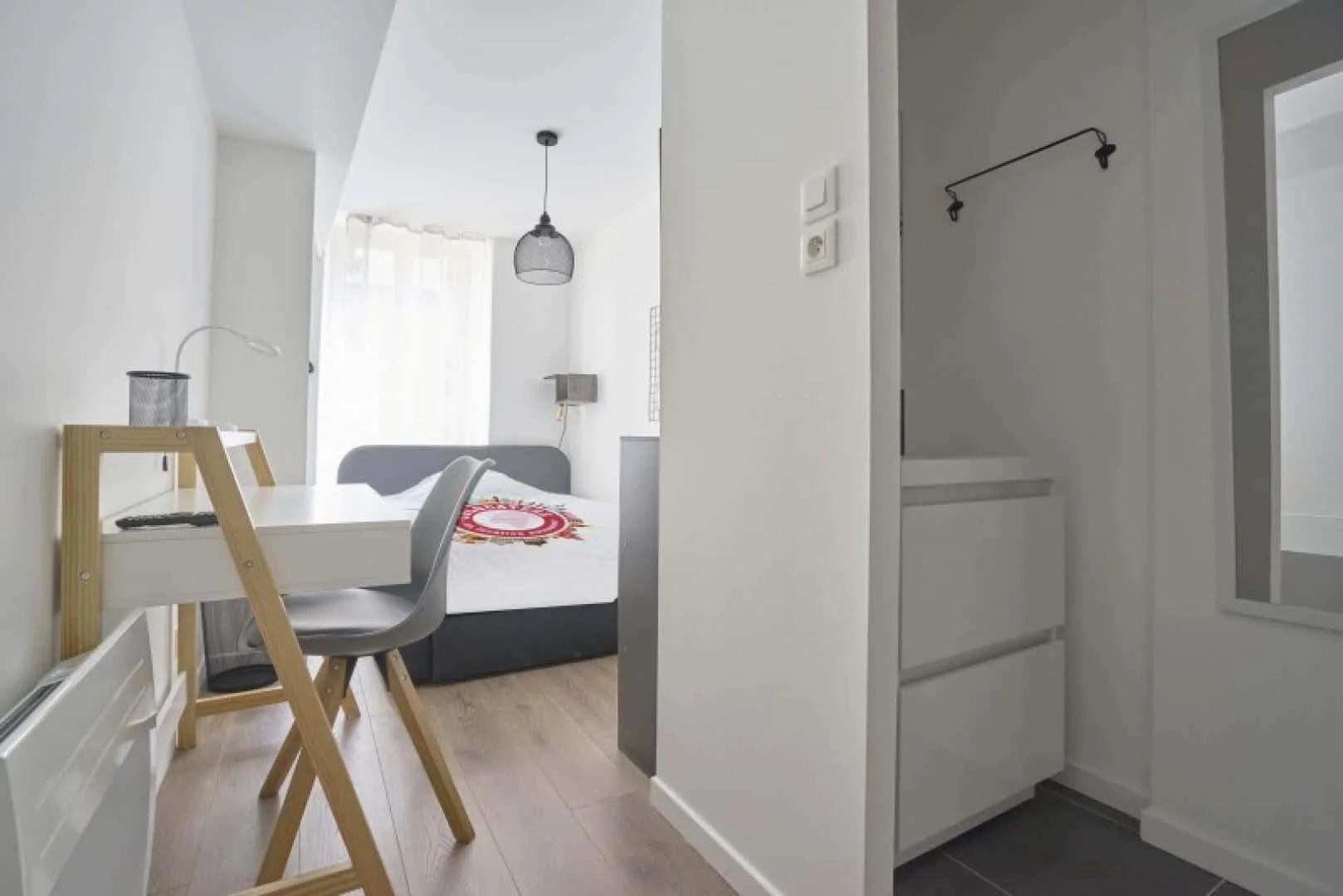 Quarto de estudante confortável e espaçoso em 