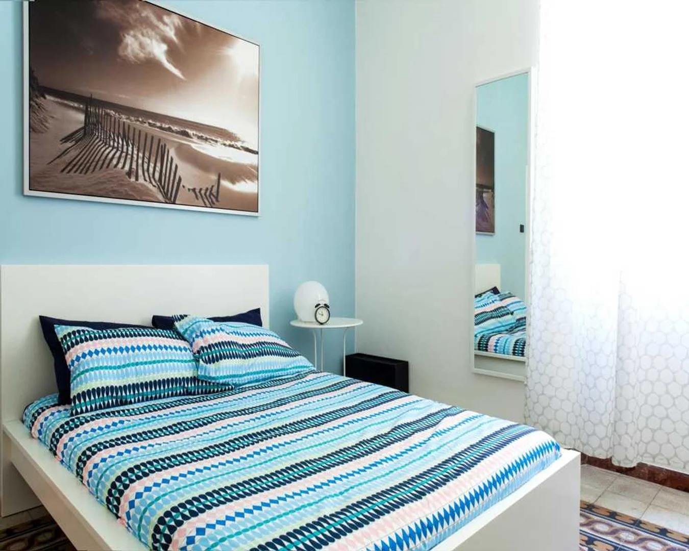 'de modern olanaklara sahip öğrenci dostu oda