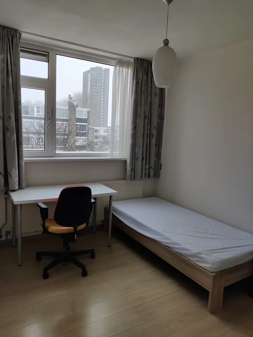 Quarto de estudante luminoso e arejado com acesso fácil à universidade em 
