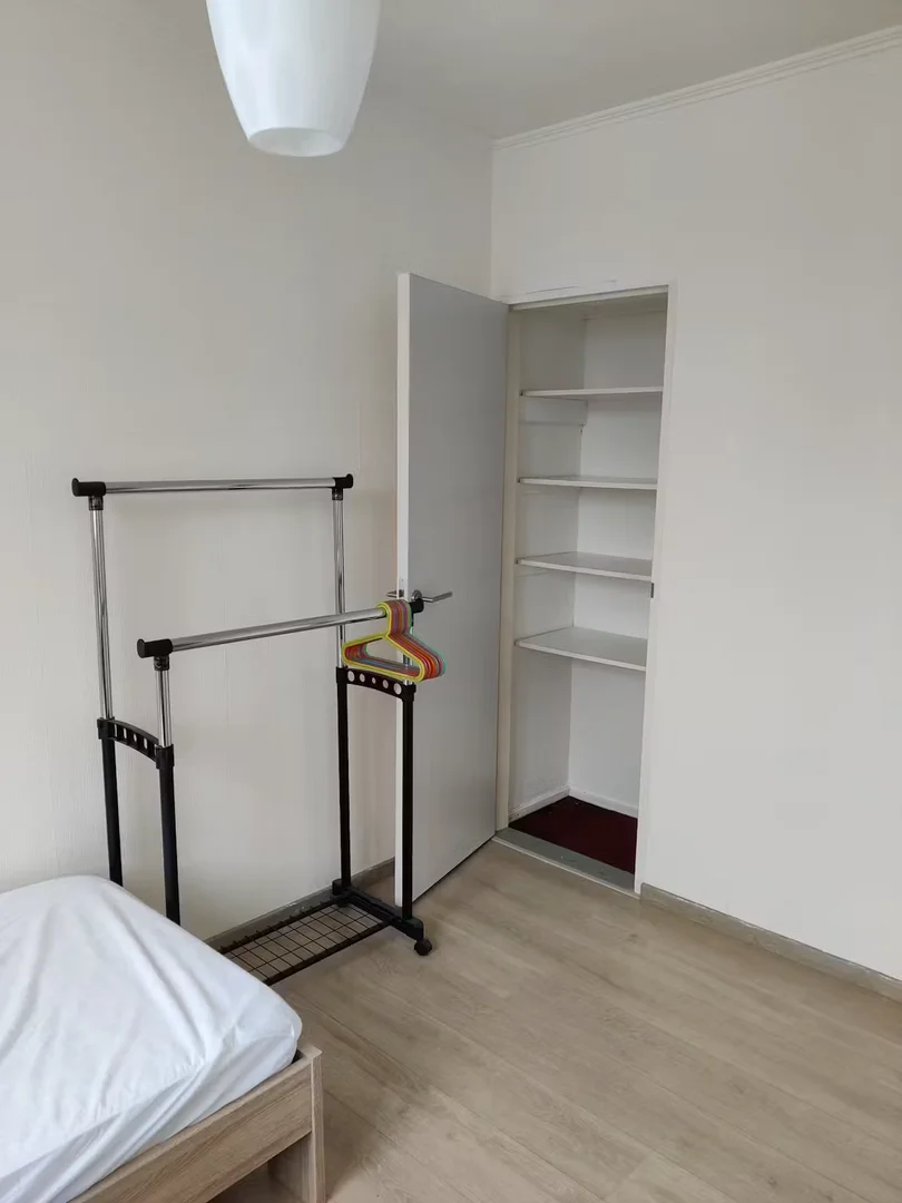 Quarto de estudante em  com área de estudo e instalações partilhadas