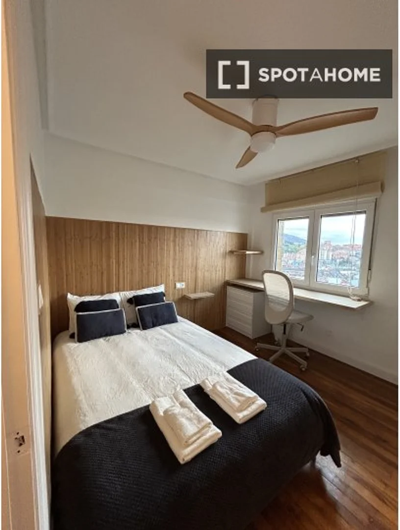 Chambre d'étudiant à  avec espace d'étude et installations communes