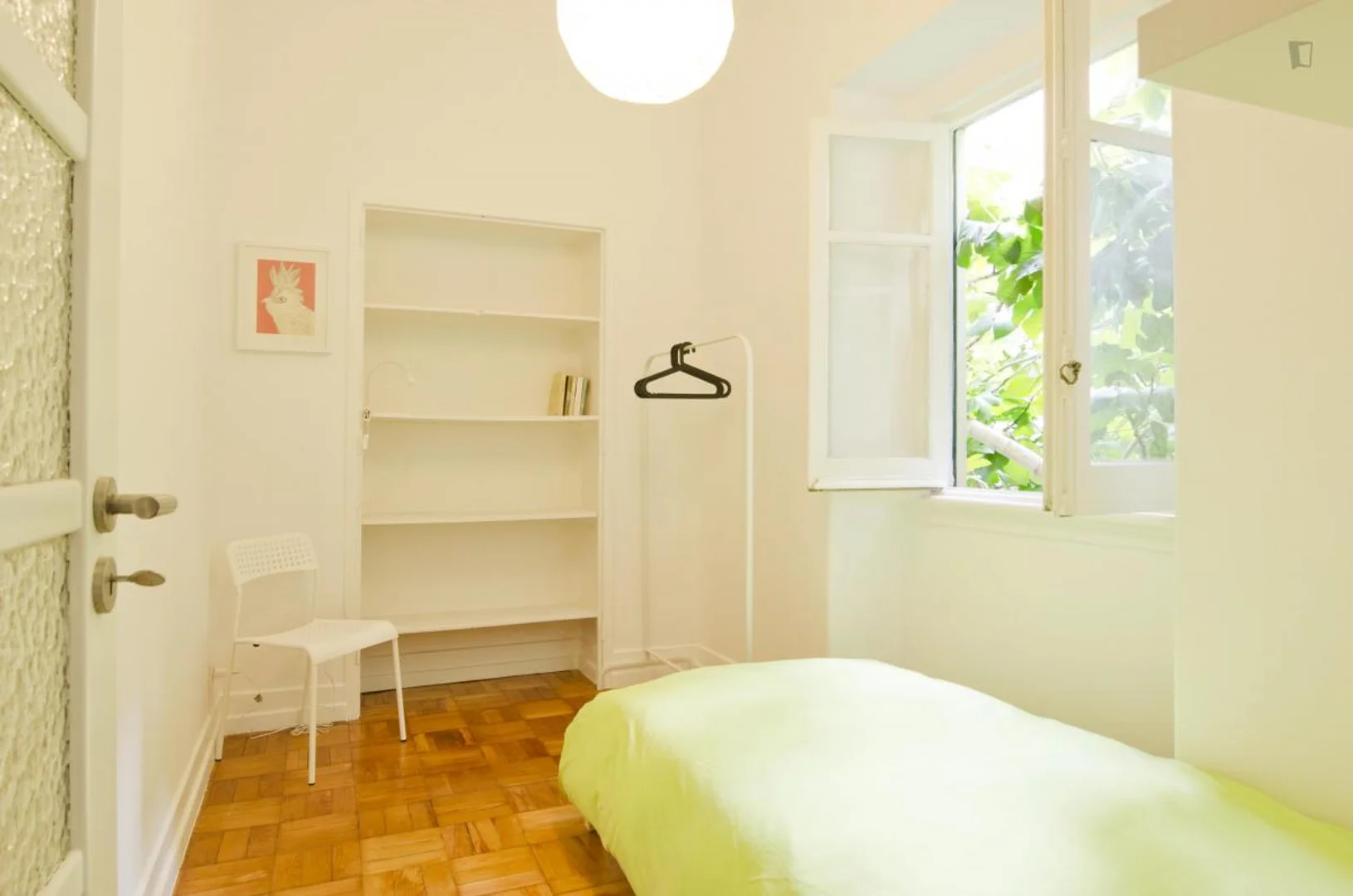 Studentenzimmer in  mit Arbeitsbereich und Gemeinschaftseinrichtungen