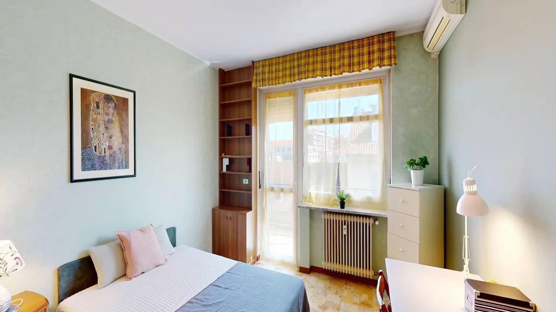Habitación estudiantil luminosa y aireada con fácil acceso a la universidad en