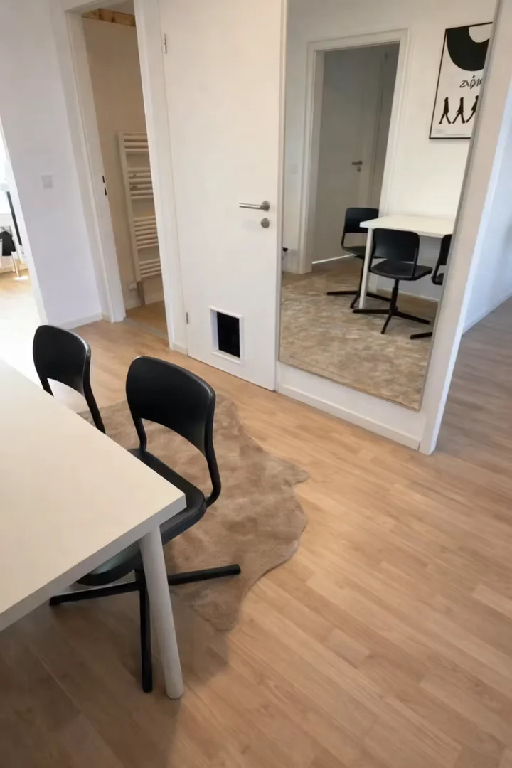 Funktionelles Studentenzimmer perfekt zum Studieren in