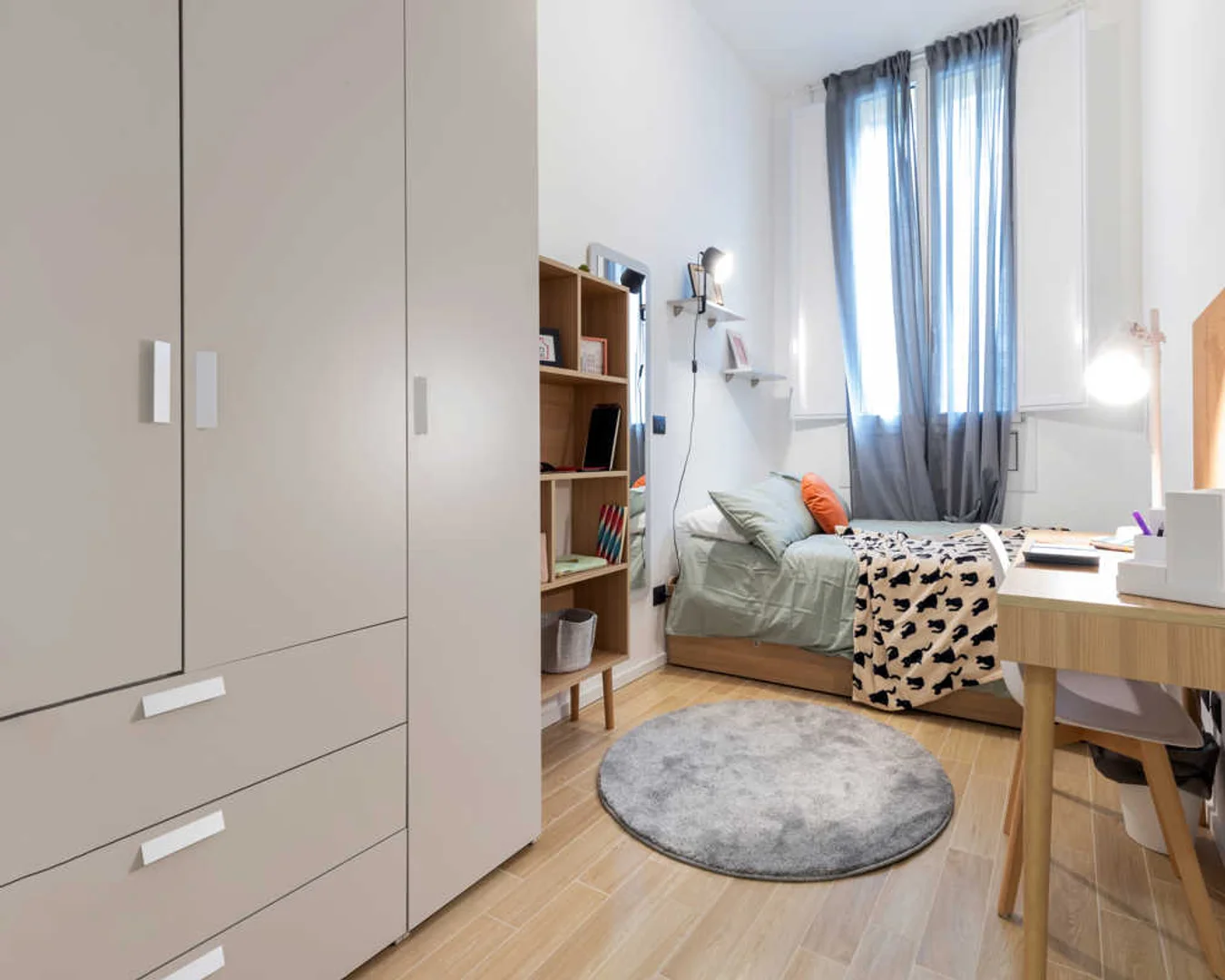 Bright and airy student room with easy university access in 