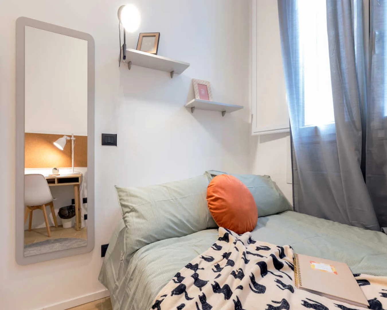 Room for rent in student apartment in , fully furnished