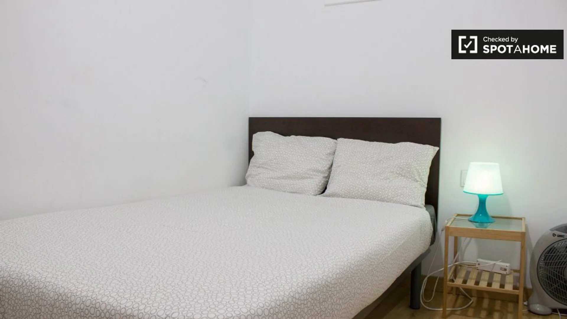 Studentenzimmer in  mit Arbeitsbereich und Gemeinschaftseinrichtungen