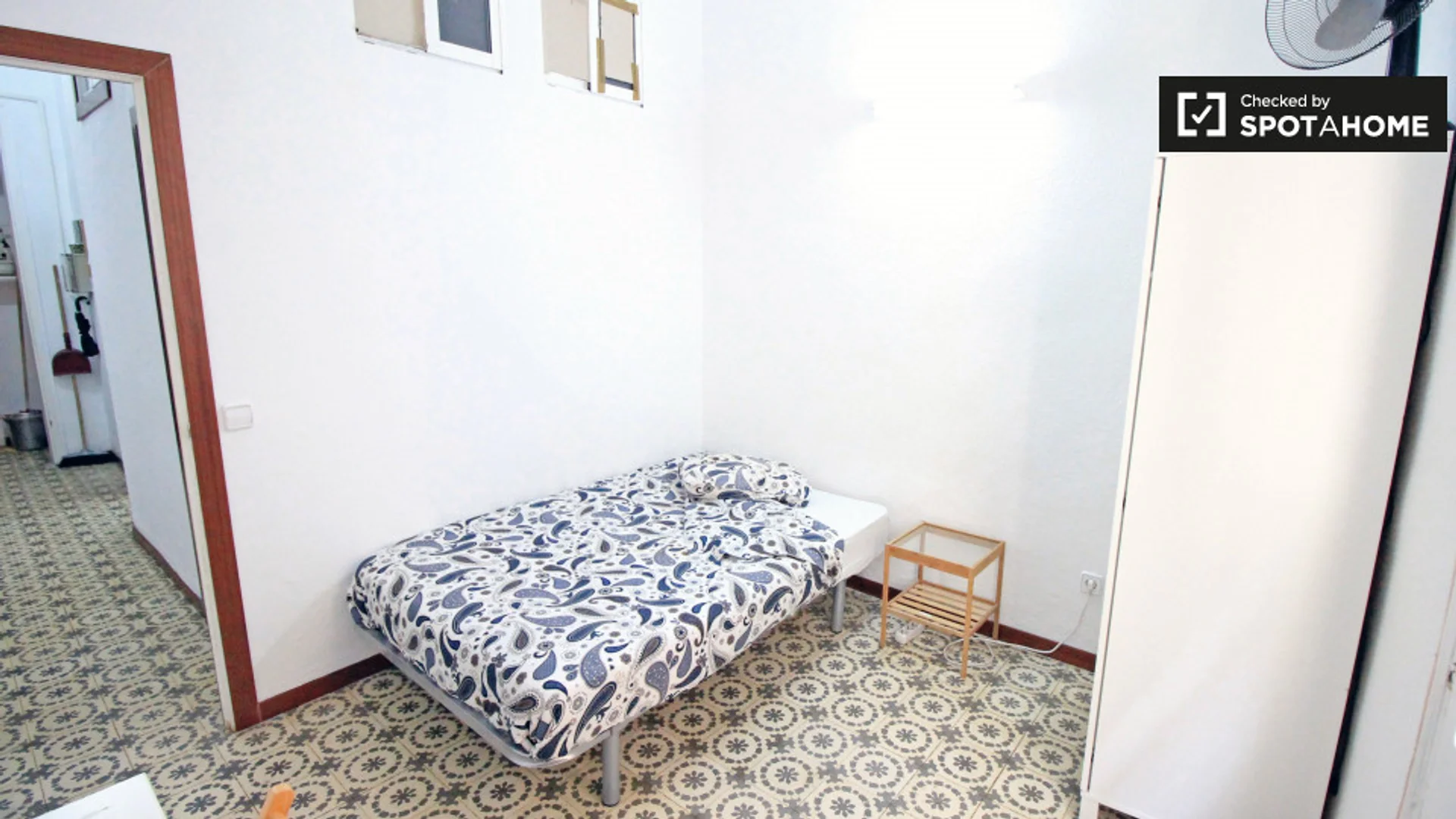 Functional student room perfect for studying in 