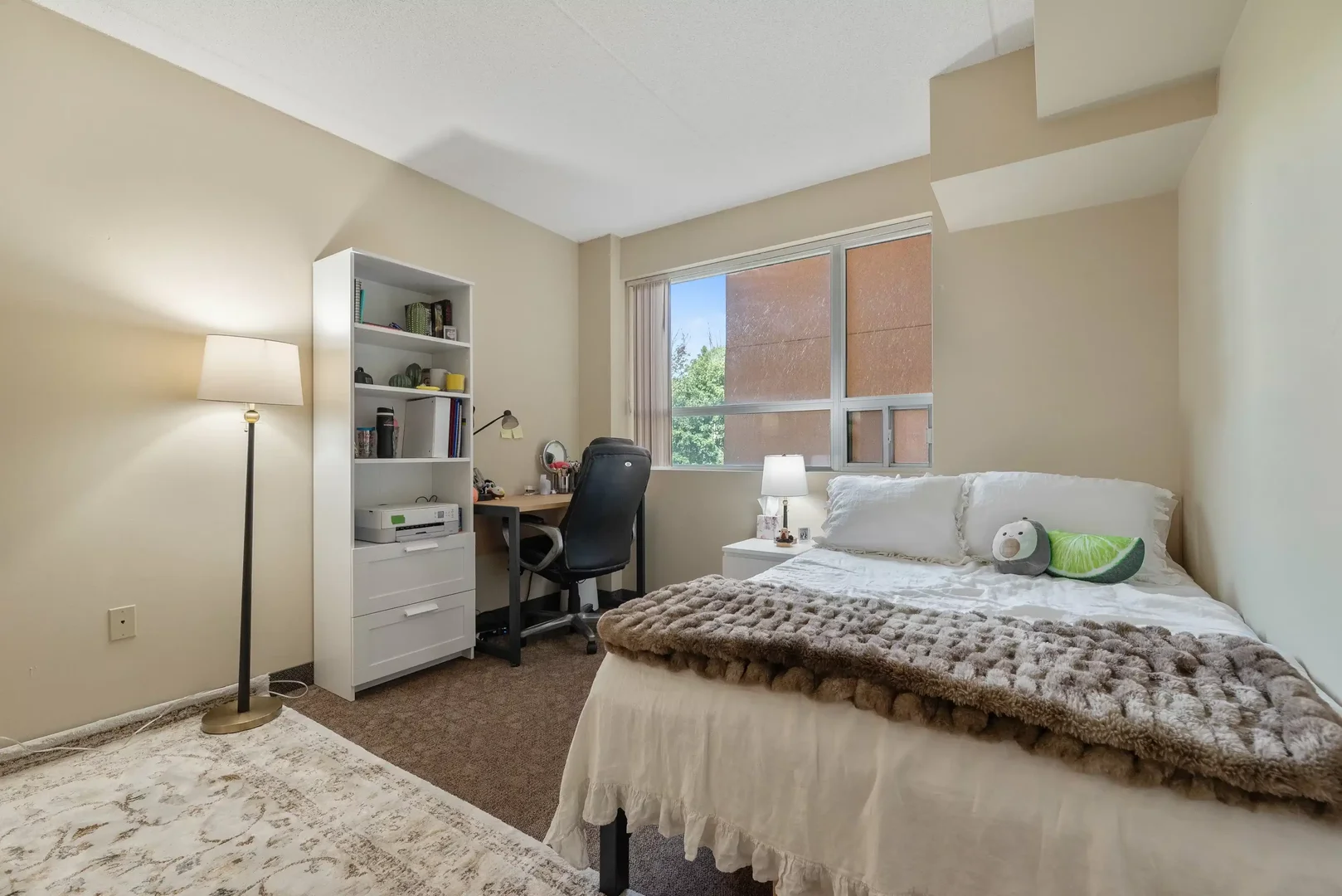 Bright and airy student room with easy university access in 
