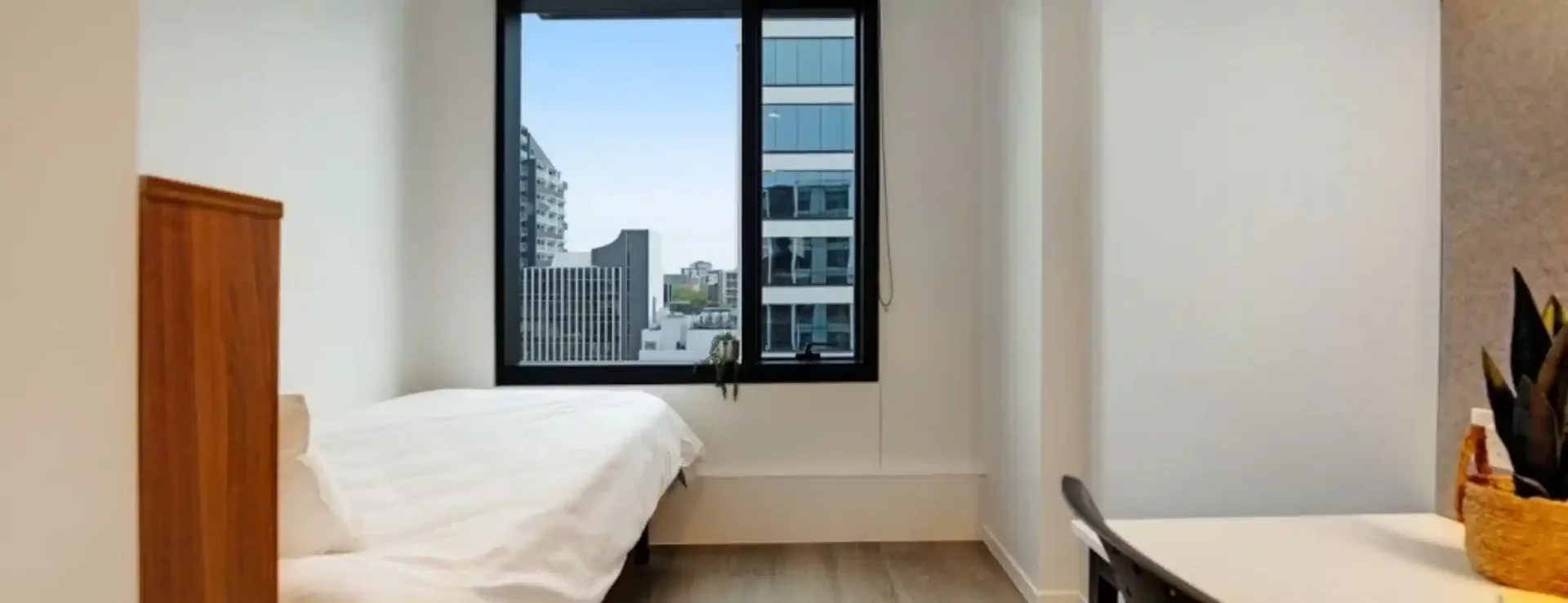 Habitación estudiantil luminosa y aireada con fácil acceso a la universidad en 