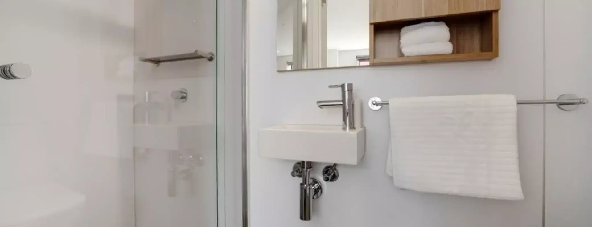 Quarto acessível para estudantes com iluminação ampla em 