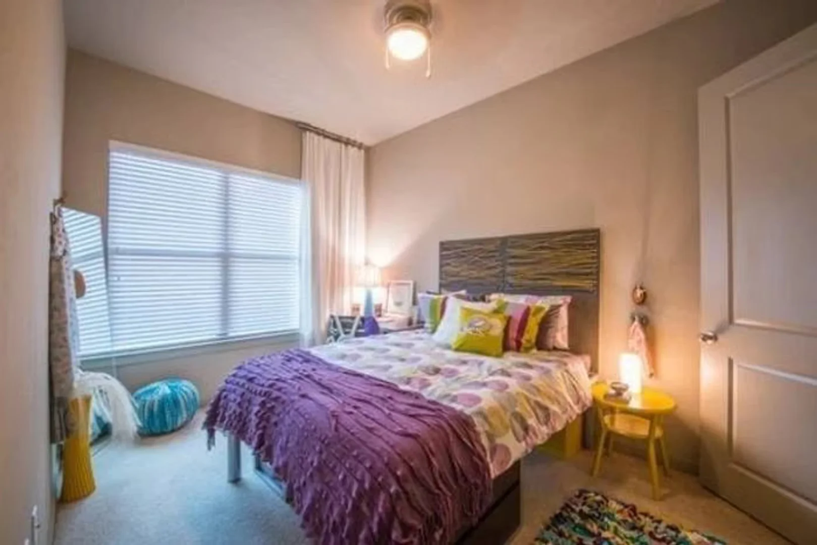 Functional student room perfect for studying in 