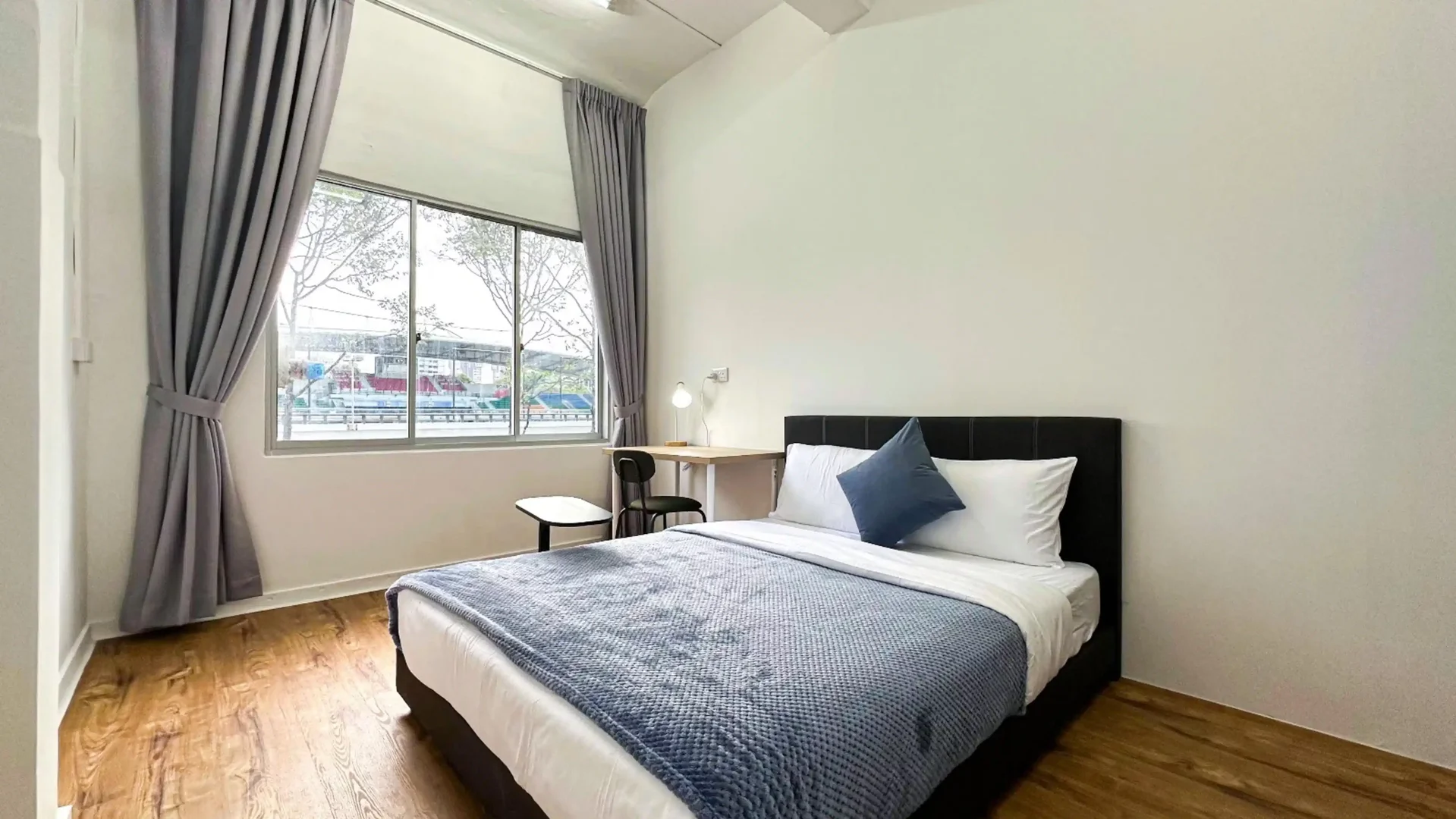Bright and airy student room with easy university access in 