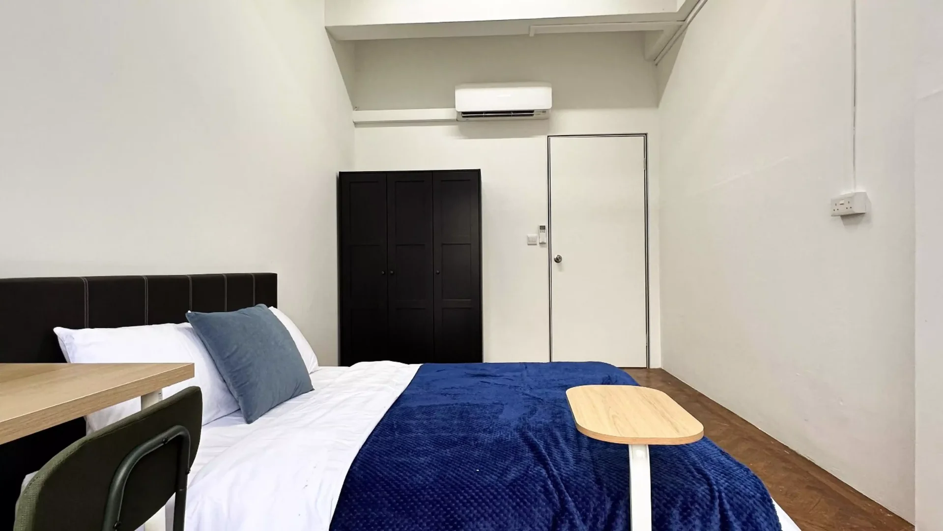 Cozy room for students available in 