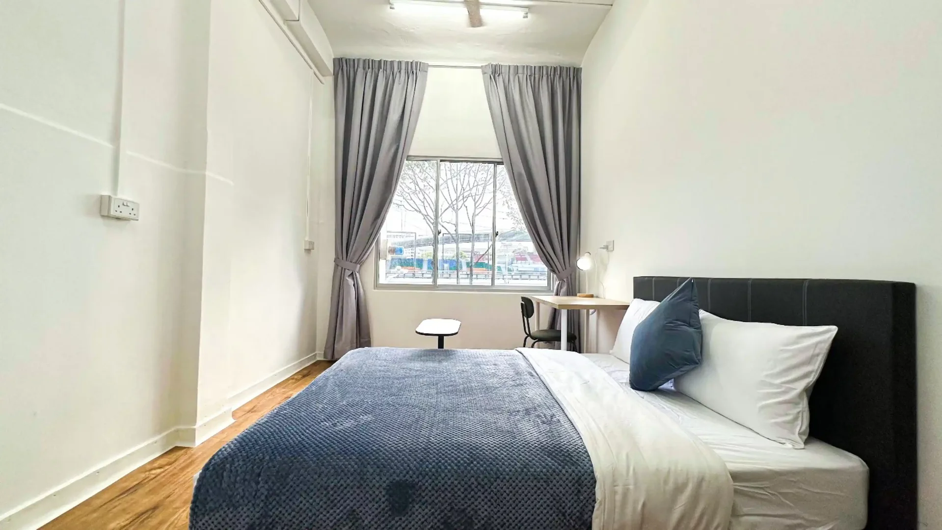 Bright and airy student room with easy university access in 
