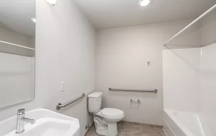 Quarto privado em East Fayette Street, imagem 11 de 40