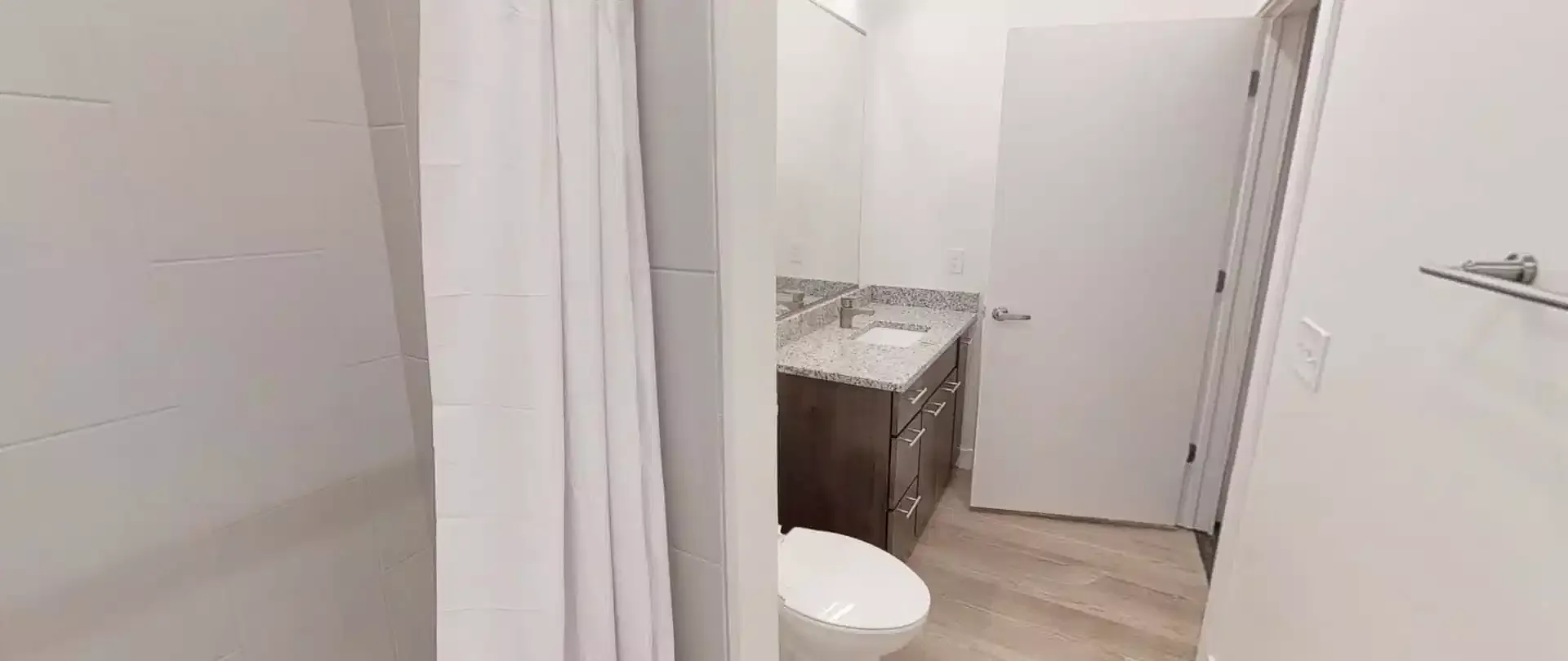 Quarto de estudante luminoso e arejado com acesso fácil à universidade em 
