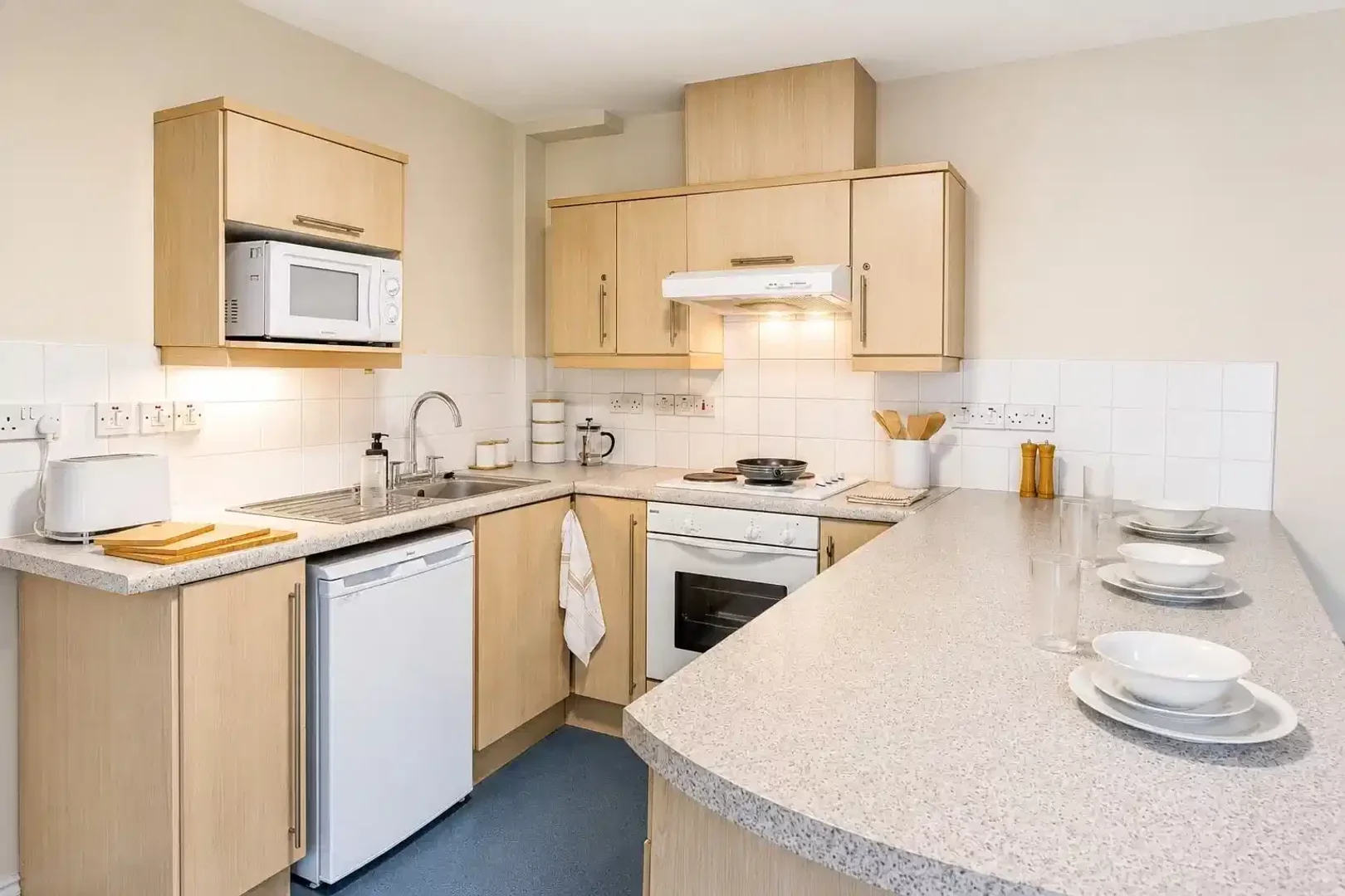 Habitación estudiantil amplia y cómoda en