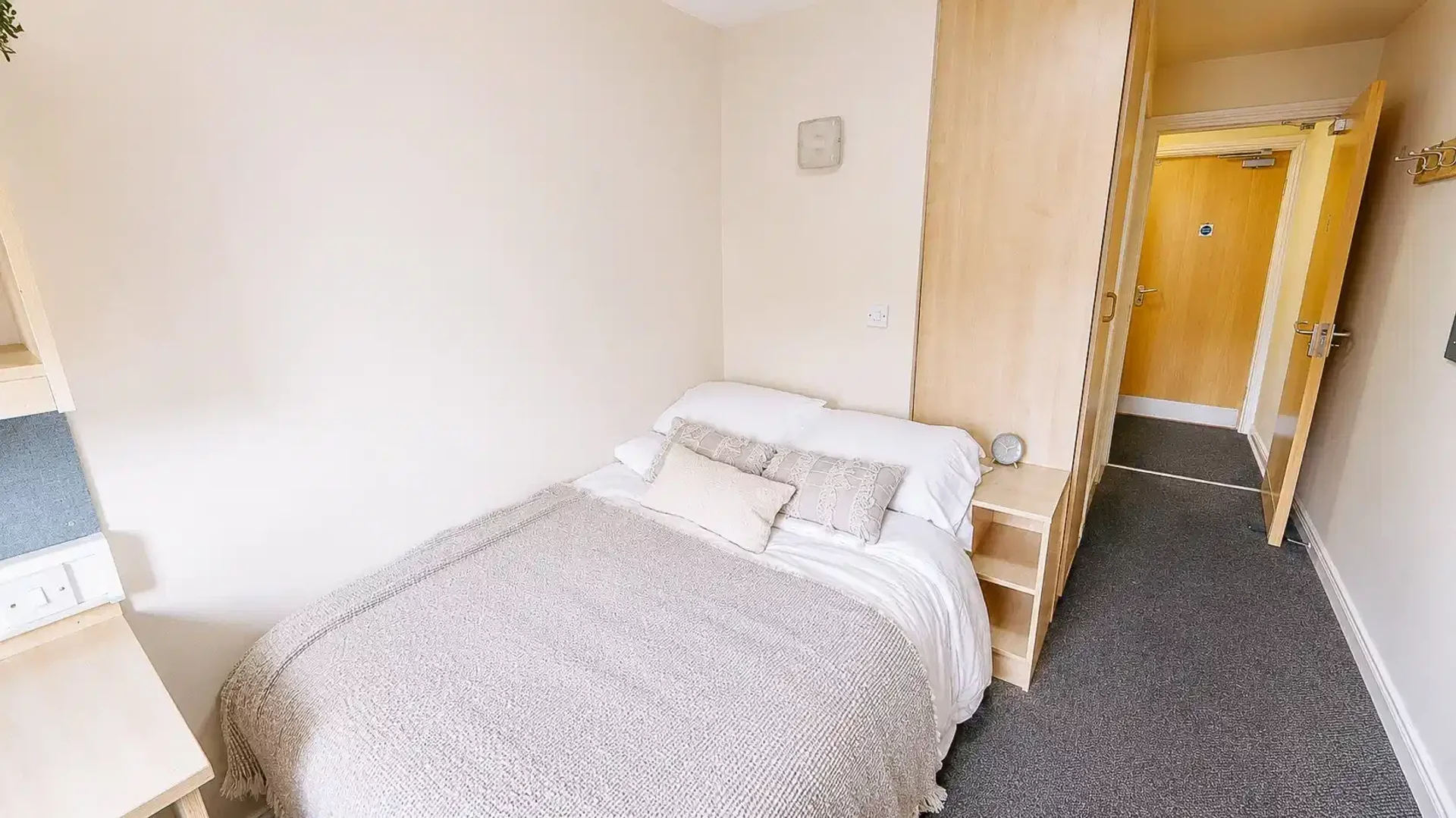Habitación estudiantil amplia y cómoda en